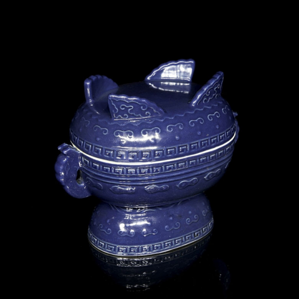 Recipiente ritual "Gui" de porcelana esmaltada azul cobalto, con sello Jiaqing.   