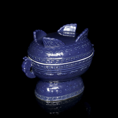 Recipiente ritual &quot;Gui&quot; de porcelana esmaltada azul cobalto, con sello Jiaqing.   