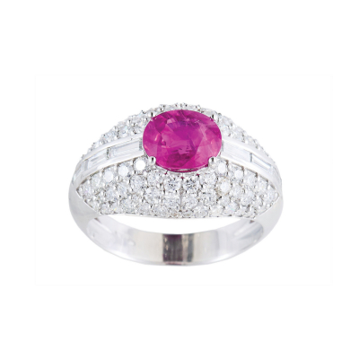 Sortija diseño bombé en oro blanco con rubí de Myanmar (Burma) talla oval y diamantes tallas brillante y baguette.