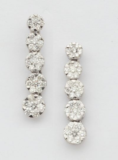 Pendientes largos en oro blanco con fila de diamantes talla brillante