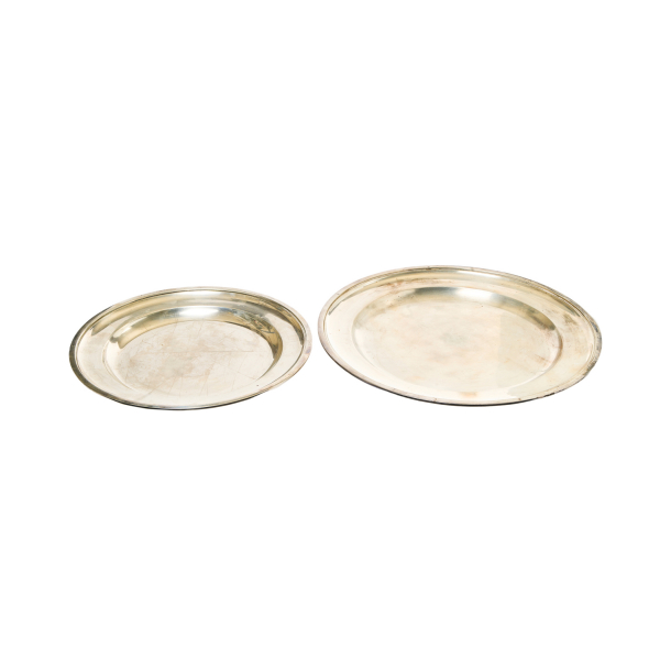 Pareja de bandejas circulares en plata española punzonada con contrastes de J. Roca y decoración lisa, s.XX.