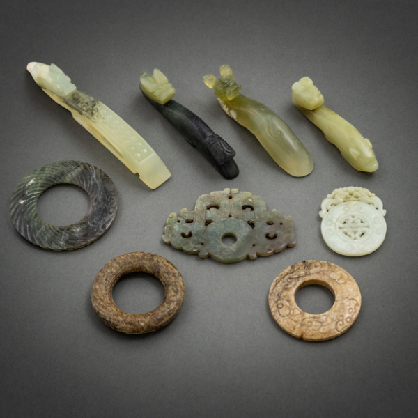Conjunto de cuatro hebillas y cinco elementos ornamentales en jade verde. Trabajo Chino, Siglo XX.