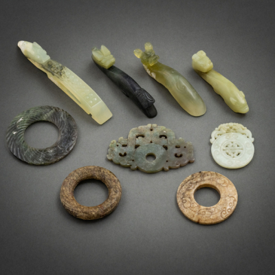 Conjunto de cuatro hebillas y cinco elementos ornamentales en jade verde. Trabajo Chino, Siglo XX.