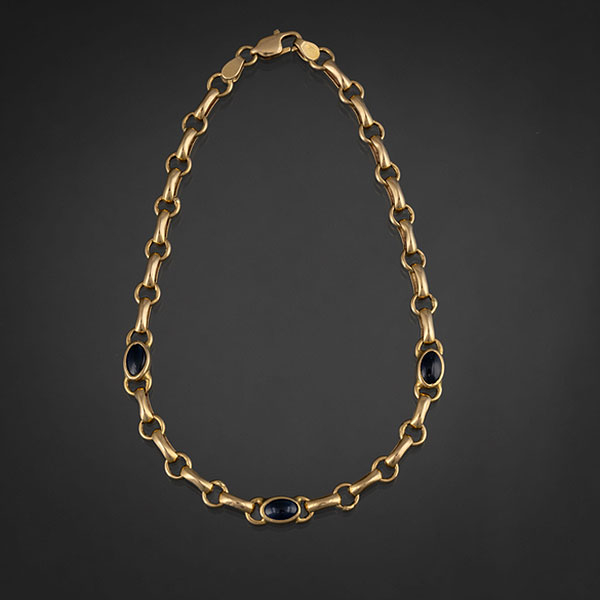 Pulsera de eslabones en oro amarillo de 18kt con tres cristales azules.