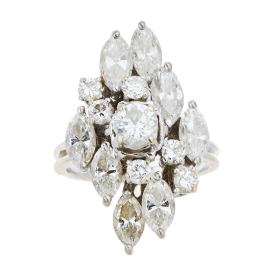 Sortija diseño lanzadera en oro blanco con diamantes tallas brillante y marquise. Peso diamantes: 2,70 ct. aprox.