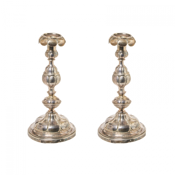 Pareja de candeleros estilo barroco en plata española punzonada, s.XIX. Con contrastes de Barcelona