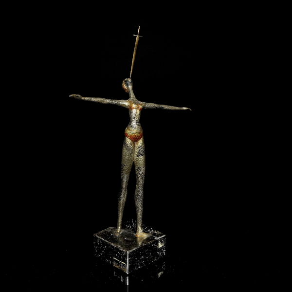Jaume Perelló i Miró (1921-2015) "Equilibrista".   Escultura realizada en plata de ley con espada de oro de 18k. 