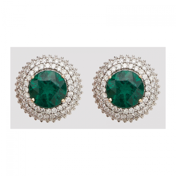 Pendientes circulares en oro blanco con esmeralda central talla redonda y tres orlas de diamantes talla brillante.