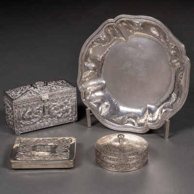 Conjunto de fuente, caja joyero y dos cajas en plata. Siglo XX.