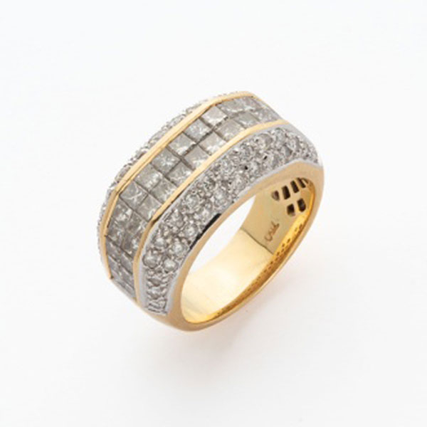 Sortija en oro amarillo con 2 filas de diamantes talla princesa y 2 filas de diamantes talla brillante