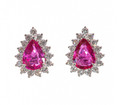 Pendientes en oro blanco con rubí de Siam talla perilla, 1,41 ct y orla de diamantes talla brillante
