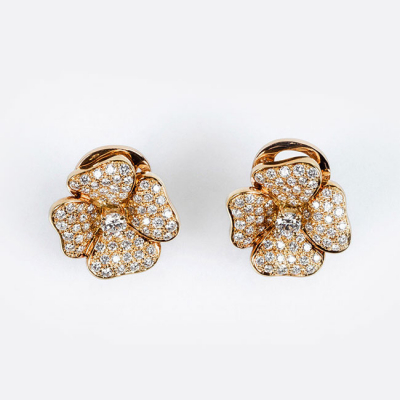 Bellos pendientes de la firma SUAREZ en oro rosa 18 K, con motivo de flor cuajada en pav&eacute; de limpios y blancos diamantes 