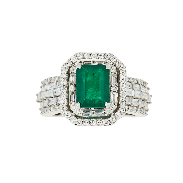 Sortija rosetón en oro blanco con esmeralda talla esmeralda y doble orla y brazos de diamantes tallas brillante y baguette.