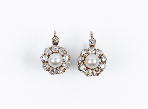 Pendientes antiguos en oro rosa con rosetón de perla cultivada (6 mm.), y orla en fila de limpios y blancos diamantes talla brillante antigua en garras