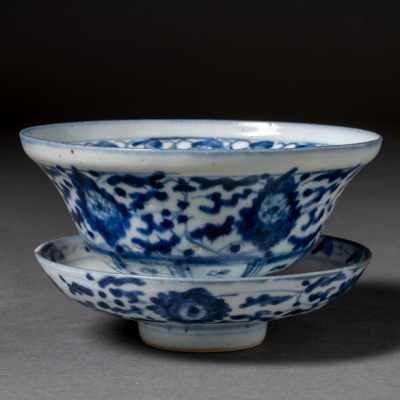 Cuenco con plato en porcelana china azul y blanca de finales del siglo XVIII.