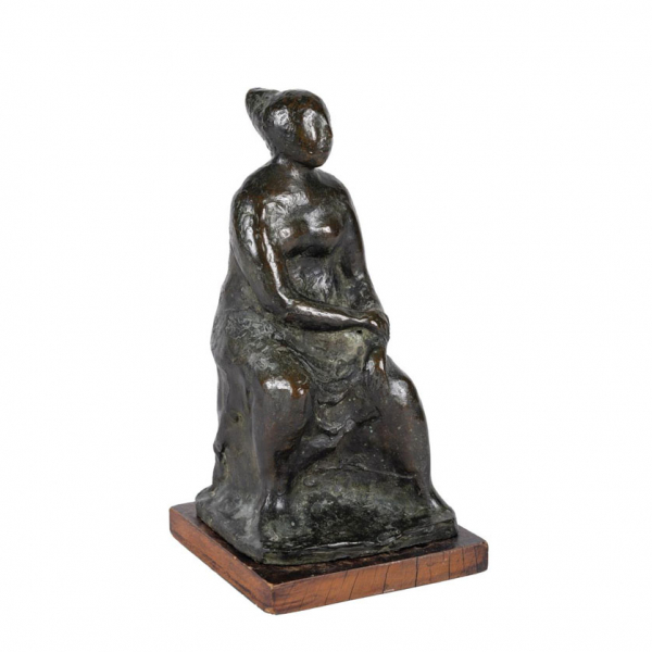 Cristino Mallo. "Mujer sentada". Escultura realizada en bronce patinado sobre peana de madera.