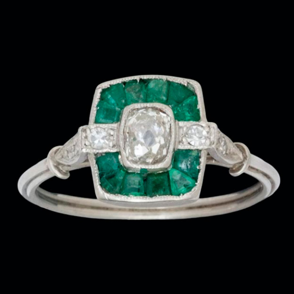 Anillo Art Decó de platino con diamante old mine, esmeraldas calibradas y diamantes.