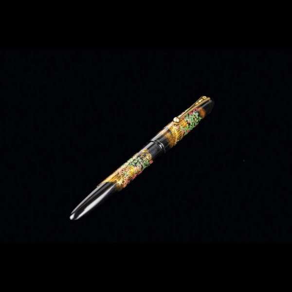 Estilográfica marca NAMIKI, modelo Flower Fence (Valla de flores), realizada en técnicaTogidashi-Hira Maki-e 