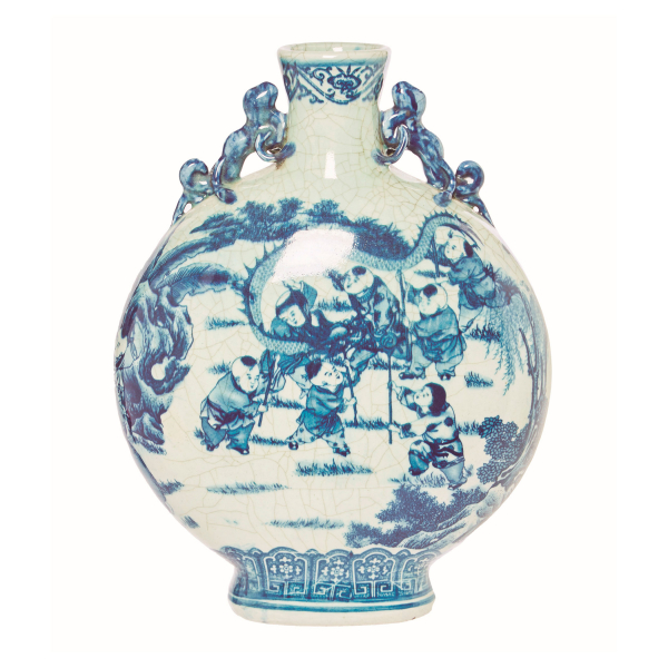 Jarrón «moon-flask» en porcelana china azul y blanca con decoración esmaltada y vidriada de personajes, dinastía Qing, marca apócrifa Yongzheng, fles. del s.XIX-ppios. del s.XX.