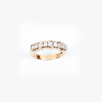 Anillo media alianza en oro amarillo 18 K, en fila de cinco limpios y blancos diamantes talla brillante, en chat&oacute;n, alternados con diamantes talla baguette