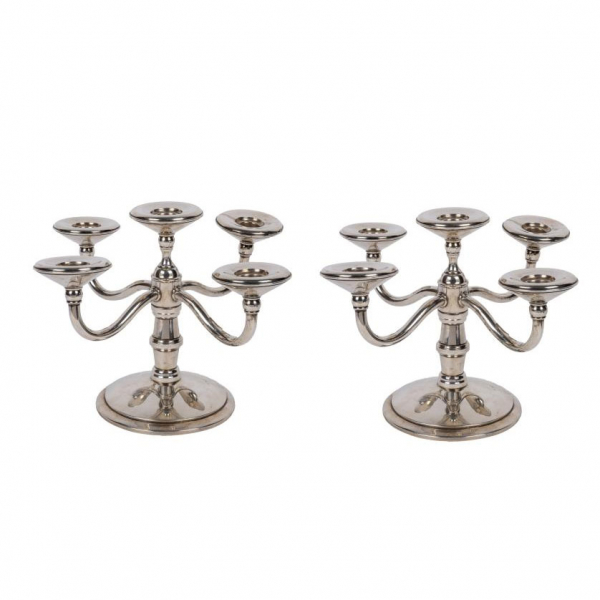 Pareja de candelabros en plata española punzonada, ley 916. De Dionisio García. España, circa 1960.