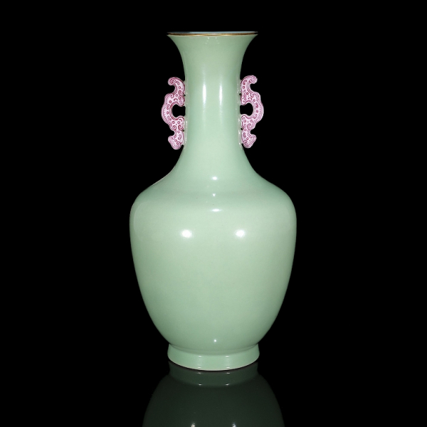 Jarrón de porcelana con esmalte celadón, dinastía Qing. 