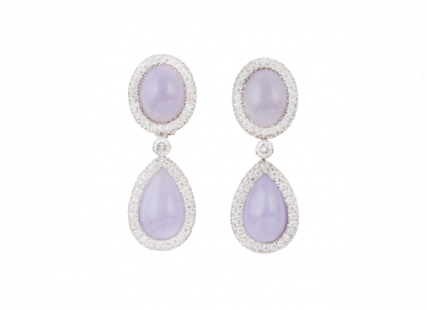 Pendientes largos de brillantes y jade lavanda, con óvalo superior y gota colgante. La gota presenta en reverso idéntico trabajo al de la parte frontal. En oro blanco de 18K.