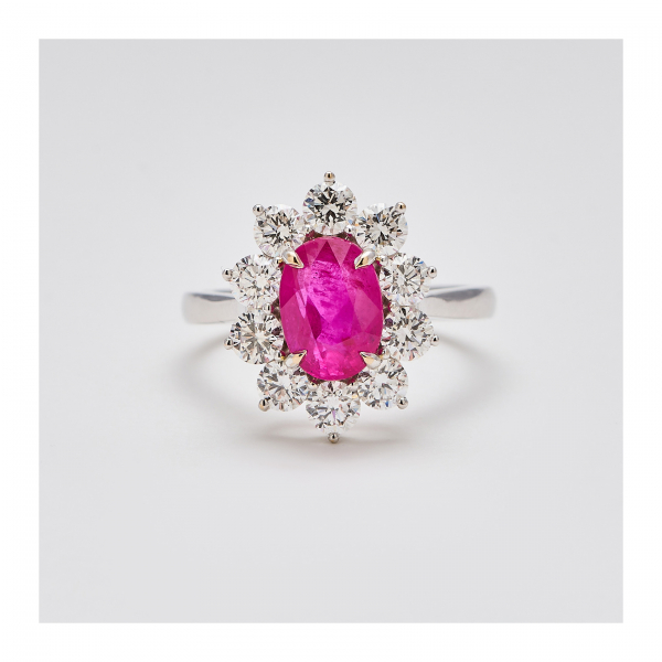 Sortija rosetón en oro blanco con rubí de Myanmar (Burma-Mogok) talla oval orlado por diamantes talla brillante engastados en garras.