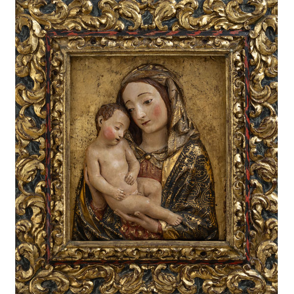 "Virgen con niño dormido" Relieve en madera tallada y policromada del siglo XVIII.  Escuela Española del siglo XVIII. 