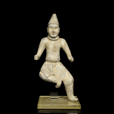 Figura de cerámica policromada &quot;Jinete&quot;, dinastía Tang. Figura de cerámica caolínica con visibles restos de policromía. 