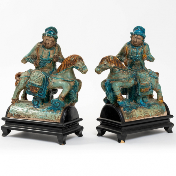Pareja de tejas de guerreros a caballo en cerámica vidriada del siglo XIX