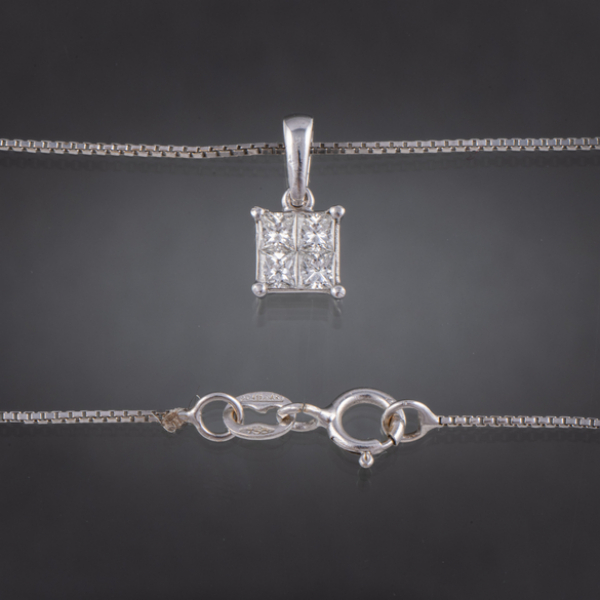 Colgante y cadena en oro blanco de 18 kt con diamantes talla princesa.