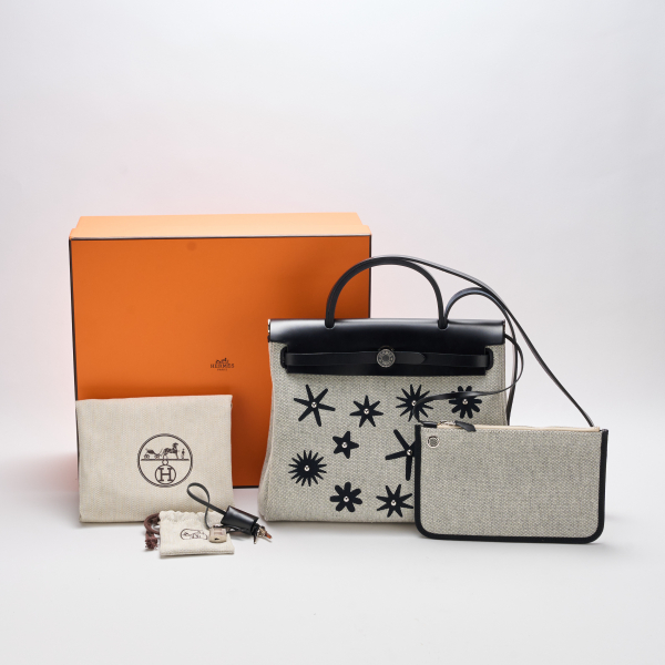 HERMÈS. Bolso modelo «Herbag 31» de edición limitada en piel negra y tela de algodón con cierre de cintas. 