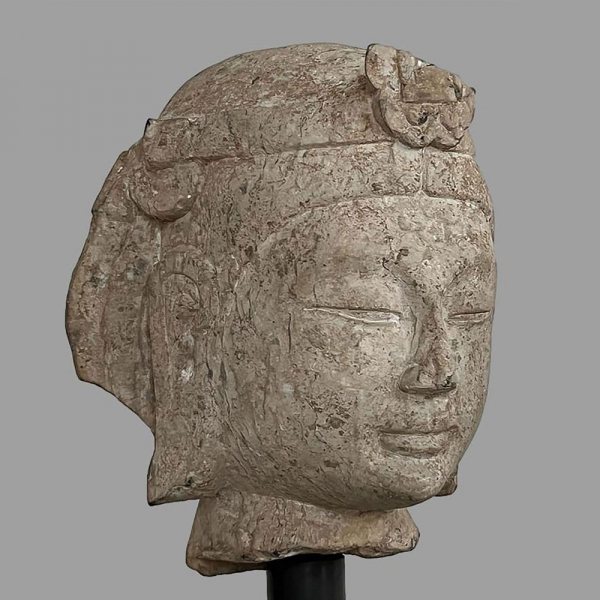 Cabeza del Bodhisattva Avalokitésvara “Kwan Yin” de belleza juvenil. Arenisca gris. Dinastía Qi del Norte 550 a 577 (dinastía Qi del Norte) “Bei Qi”.