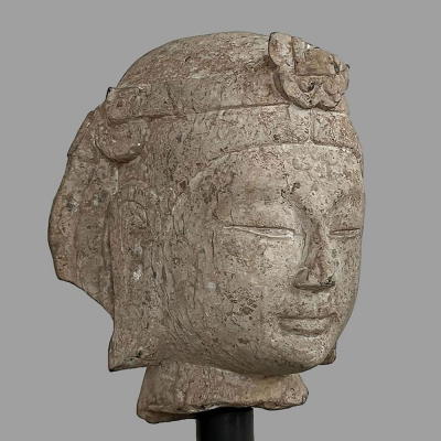 Cabeza del Bodhisattva Avalokitésvara “Kwan Yin” de belleza juvenil. Arenisca gris. Dinastía Qi del Norte 550 a 577 (dinastía Qi del Norte) “Bei Qi”.