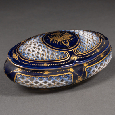Caja en porcelana estilo sevrés en color azul cobalto con decoración en dorado. Siglo XX.
