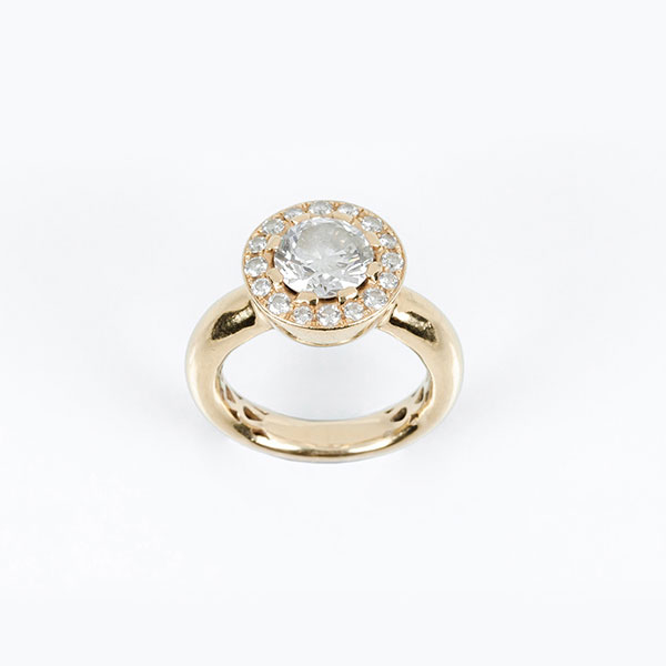 Anillo solitario en s&oacute;lida montura de oro amarillo 18 K, con un limpio y blanco diamante, talla brillante, de 1.50 ct aprox.