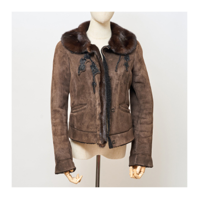 PRADA. Chaqueta en piel de ante de tonalidad marrón con cuello en piel de visón decorada por aplicaciones de cuentas negras formando motivos florales.
