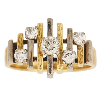 Sortija en oro bicolor mate y brillo con diamantes talla brillante engastados en garras.