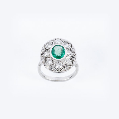 Sortija vintage en s&oacute;lida montura de oro blanco 18 K con una bonita esmeralda, talla oval, en chat&oacute;n, y orla diamantes naturales 