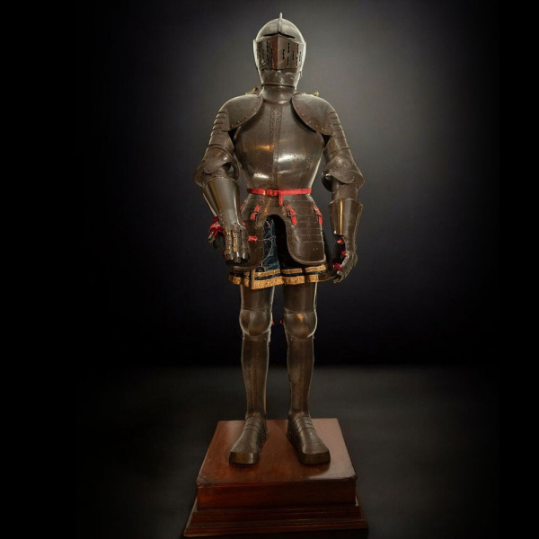 Excepcional Armadura Renacentista de Caballero del siglo XVI, con algunos elementos del siglo XX. 