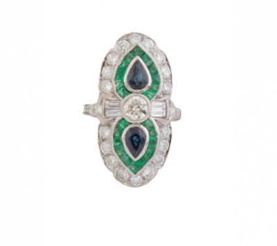 Sortija lanzadera de estilo Art-Decó con chatón de brillante central, entre diamantes baguette y zafiros talla pera orlados de esmeraldas calibradas. 