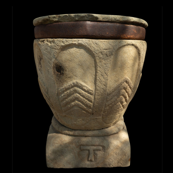 Pila bautismal siglo XII con motivos templarios catalana piedra caliza. 