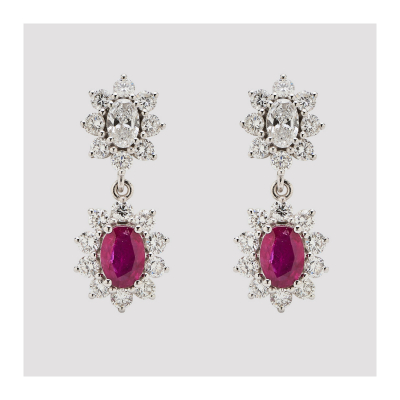 Pendientes en oro blanco formados por dos rosetones de diamantes talla brillante, uno con centro de diamante talla oval y el otro con rubí talla oval.  