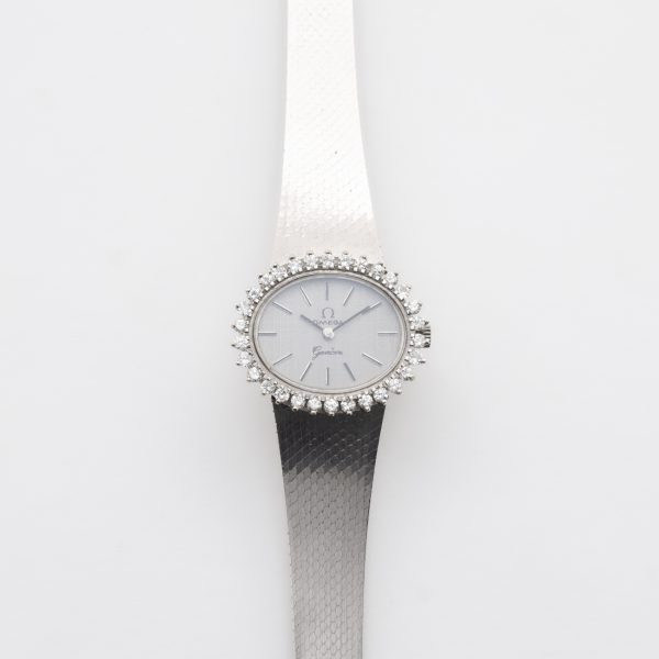 OMEGA. Reloj joya de pulsera para señora en oro blanco con brazalete integrado y acabado satinado 