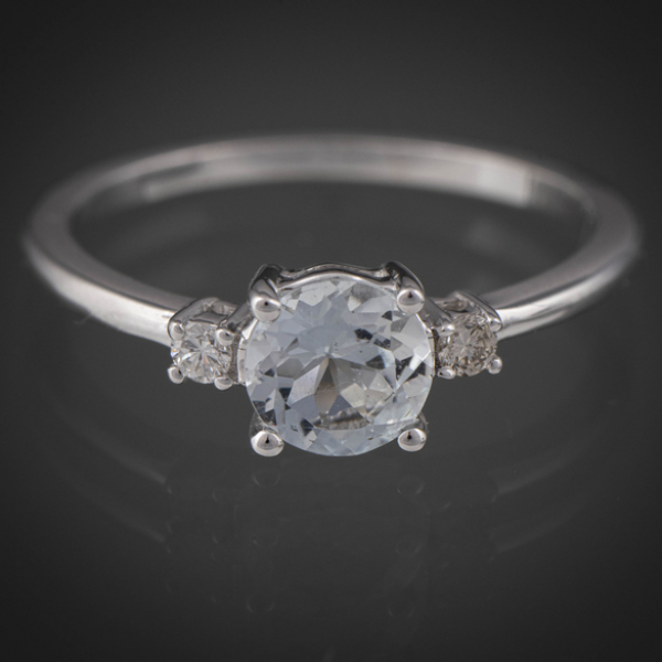 Anillo en oro blanco de 18 kt con guarnición y brillantes.