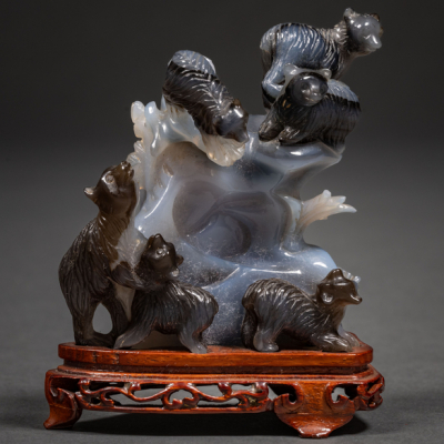 "Familia de osos" Grupo escult&oacute;rico en piedra de &aacute;gata tallada del siglo XX.