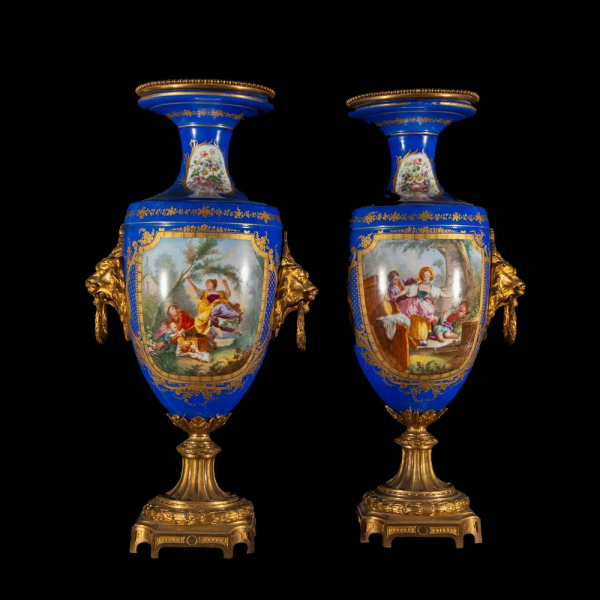 Pareja de Jarrones de Sèvres (siglo XIX) - En porcelana Bleu Royale, monturas en bronce