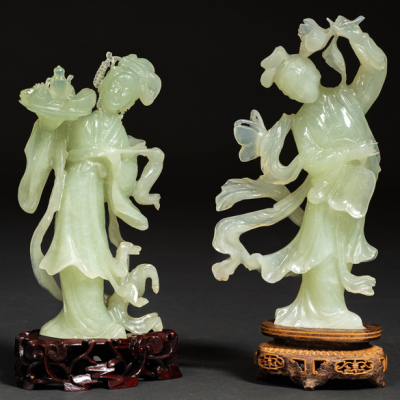 &quot;Damas con Pay -Pay y Juego de té&quot; Conjunto de dos figuras en jade verde. Trabajo Chino, Siglo XX.