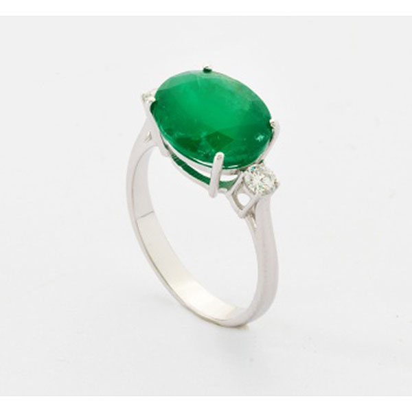 Sortija en oro blanco con esmeralda talla pera central y 2 diamantes talla brillante 